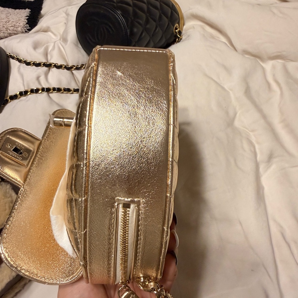 CHANEL Metallic Gold Heart Crossbody Bag - Picture 5 of 5